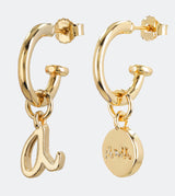 Boucles d'oreilles de cerceau avec logo doré