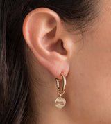 Boucles d'oreilles de cerceau avec logo doré