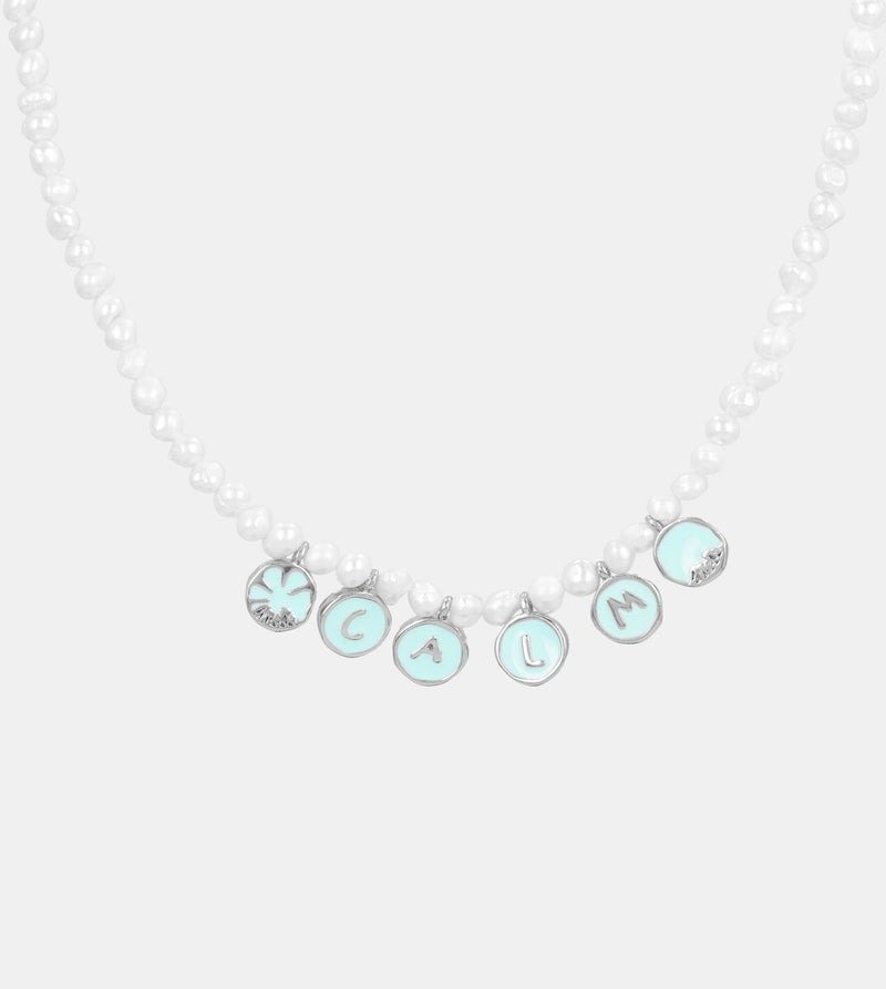 Calm pearl necklace with silver-plated plates